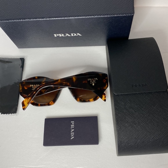 New-PRADA SPR07Y Cat Eye shape, crafted from premium Acetate. - Picture 14 of 15